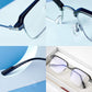 Neue quadratische Lesebrille mit flachen Gläsern und hochauflösendem Blaulichtschutz